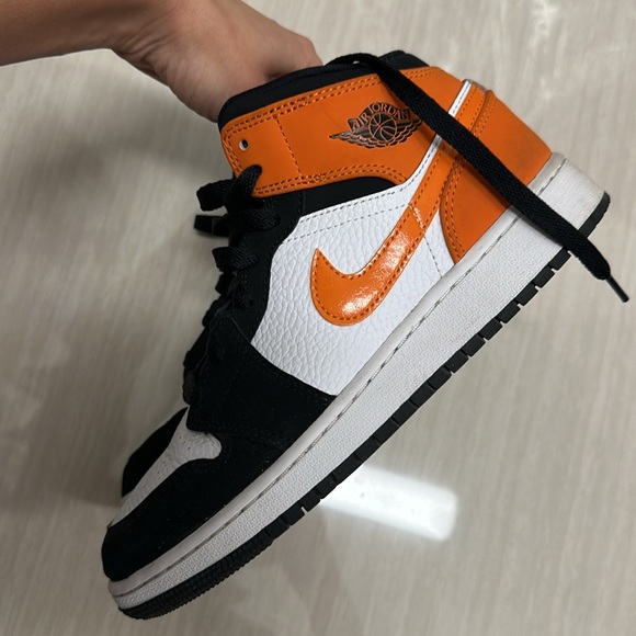 COPY - Air Jordan 1 one mid shattered backboard black white orange starfish 6 7… - Picture 2 of 5